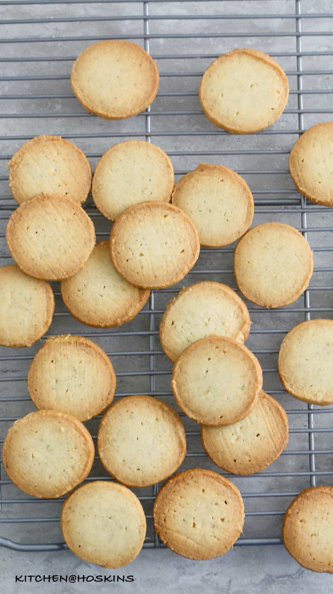  Freshly baked cardamom cookies cooling on a wire rack