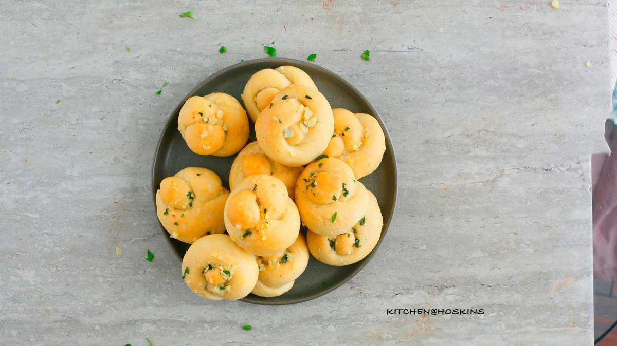 Soft Garlic Knots with Homemade Pizza Dough