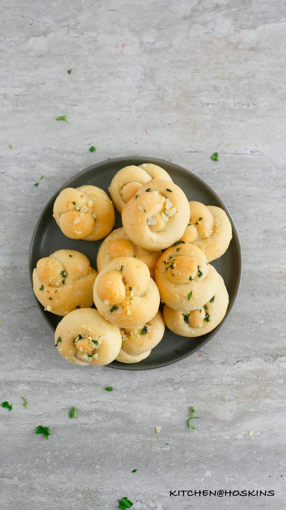 SOFT GARLIC KNOTS WITH HOMEMADE PIZZA DOUGH