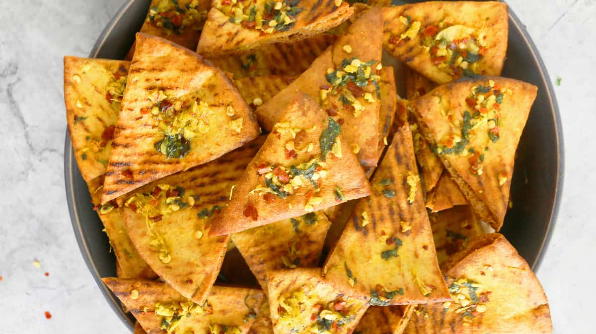 SPICY GINGER GARLIC PITA CHIPS