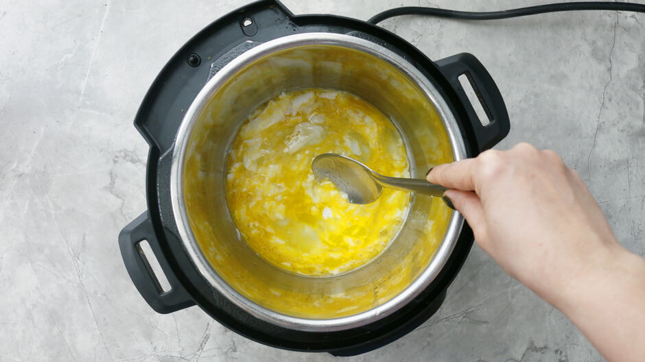 saute eggs in vegetable oil 