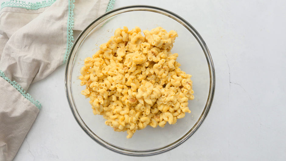 un bol avec des restes de macaronis au fromage