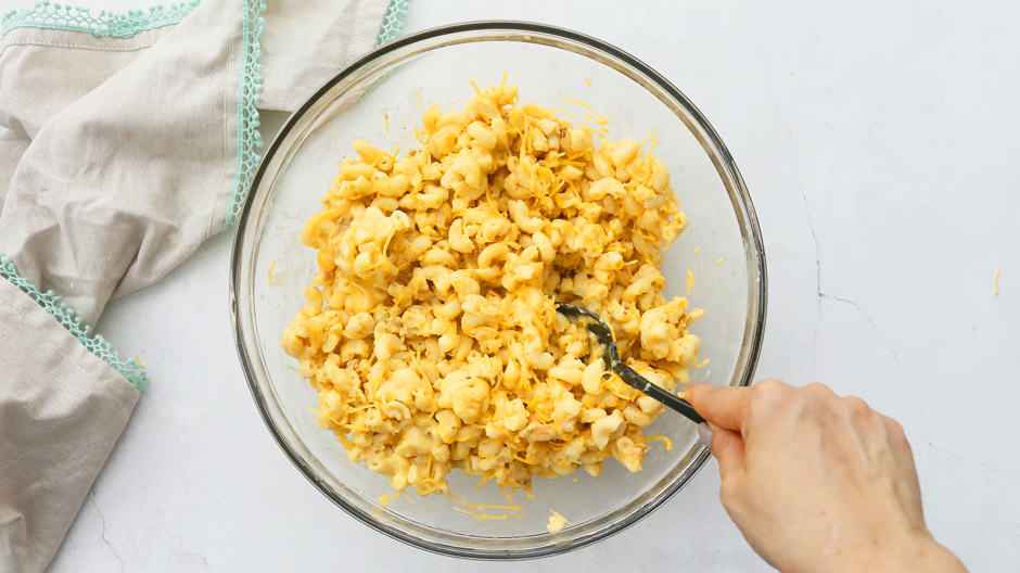 Rør macaroni ad cheese, æg og ost sammen