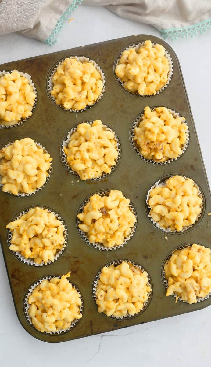 Un molde para muffins lleno de macarrones y queso sobrantes
