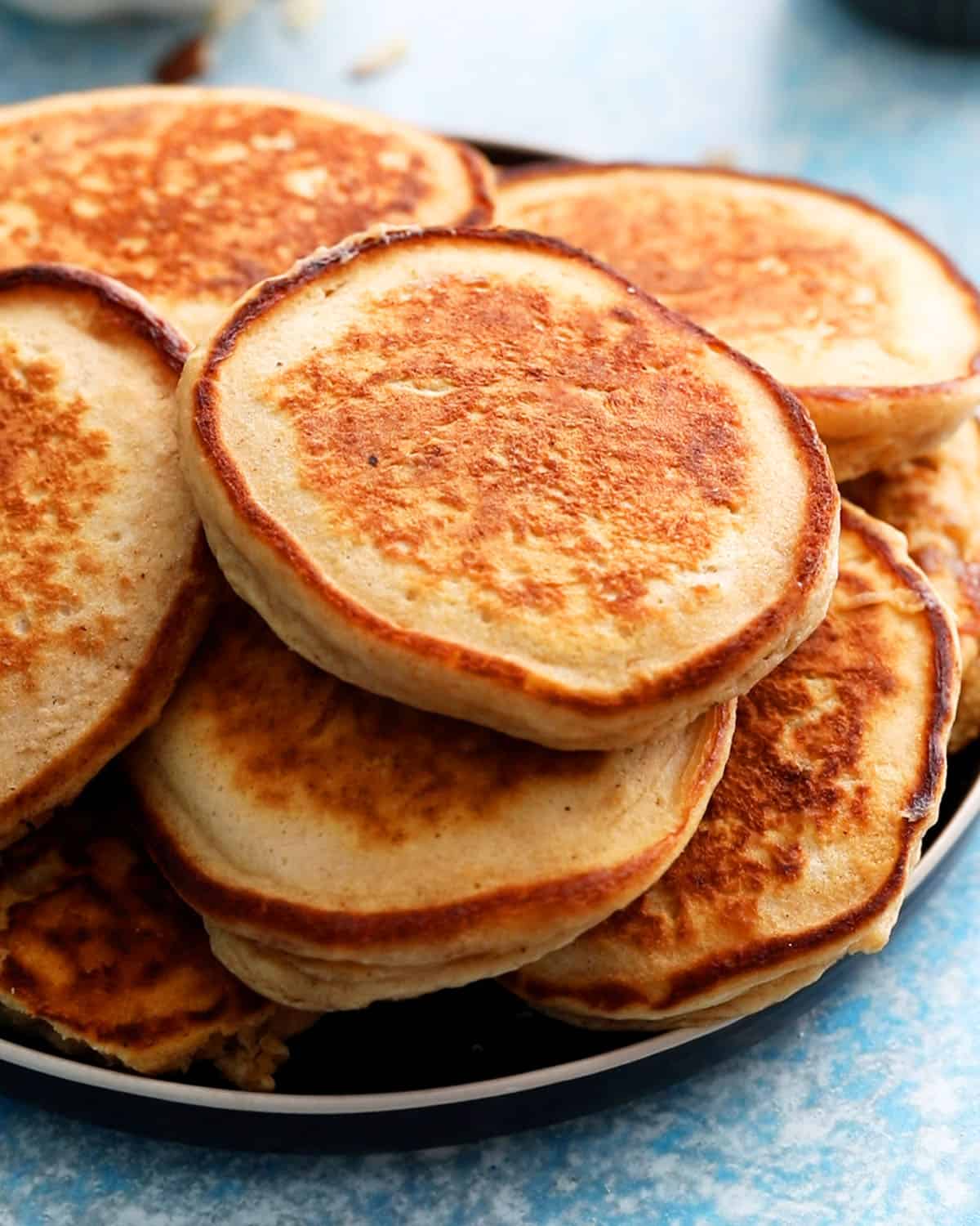 cooked round pancakes in a black plate.