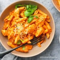 penne alla vodka with chicken served in bowls.