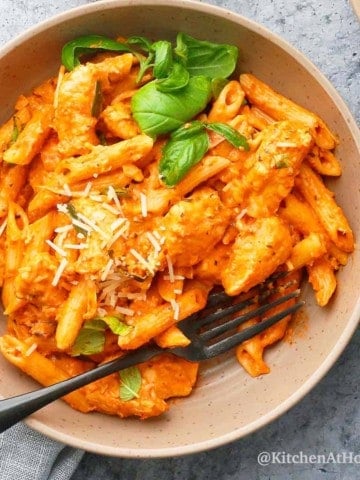 penne alla vodka with chicken served in bowls.