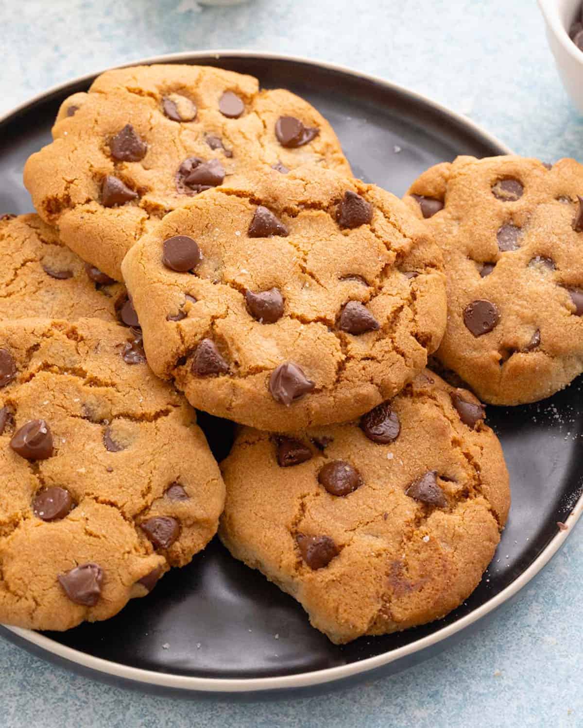 6 brown chocolate chip cookies in a black plate.