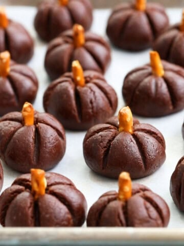 no bake Halloween pumpkins on a white board.
