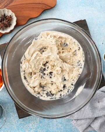 pumpkin cake batter in a glass bowl.