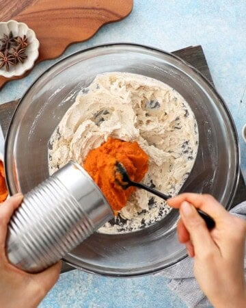 pumpkin cake batter in a glass bowl.