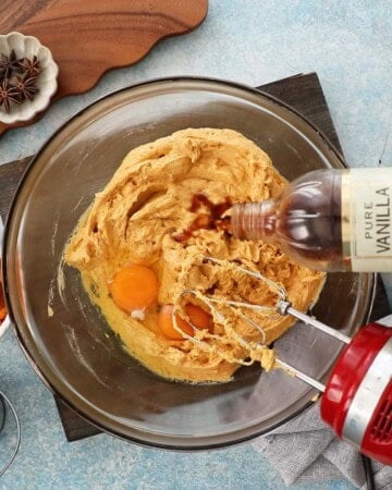pumpkin cake batter in a glass bowl.