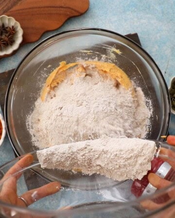 pumpkin cake batter in a glass bowl.