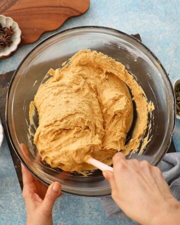 pumpkin cake batter in a glass bowl.