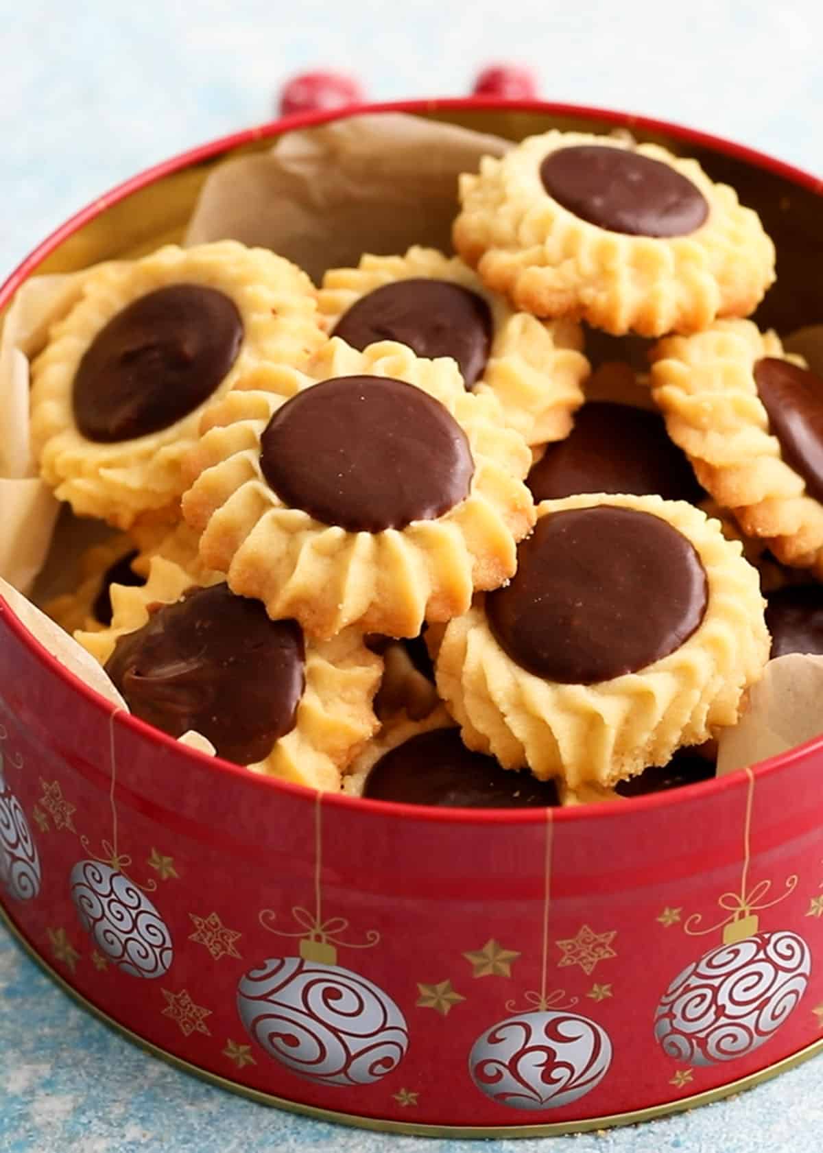 flower shaped butter cookies in a red cookie tin.