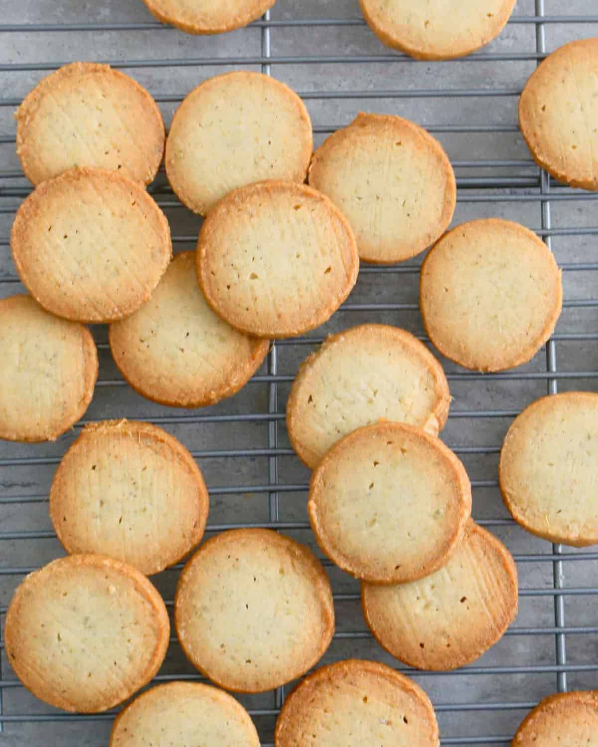 cardamom cookies on a wire rack.
